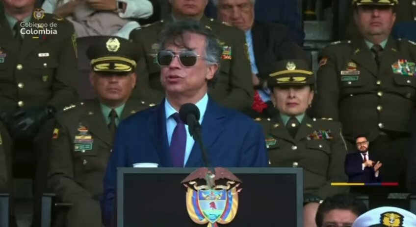 #NoticiaW | “En las navidades no se mata a nadie en Colombia. Se baila y se disfruta de alegría”: presidente Petro (Gustavo Petro) tras el anuncio del ELN de un paro armado. El mandatario los calificó como “traquetos disfrazados de guerrilleros”.