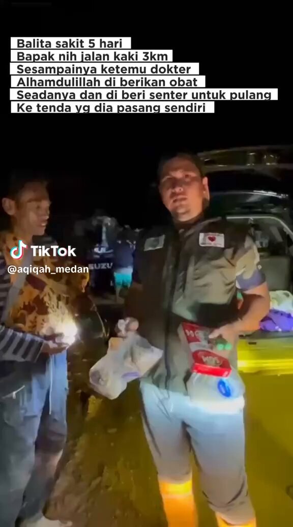 Seorang bapak berjalan 3 km mencari dokter karena anaknya yg sakit sudah 5 hari di Aceh, 😰