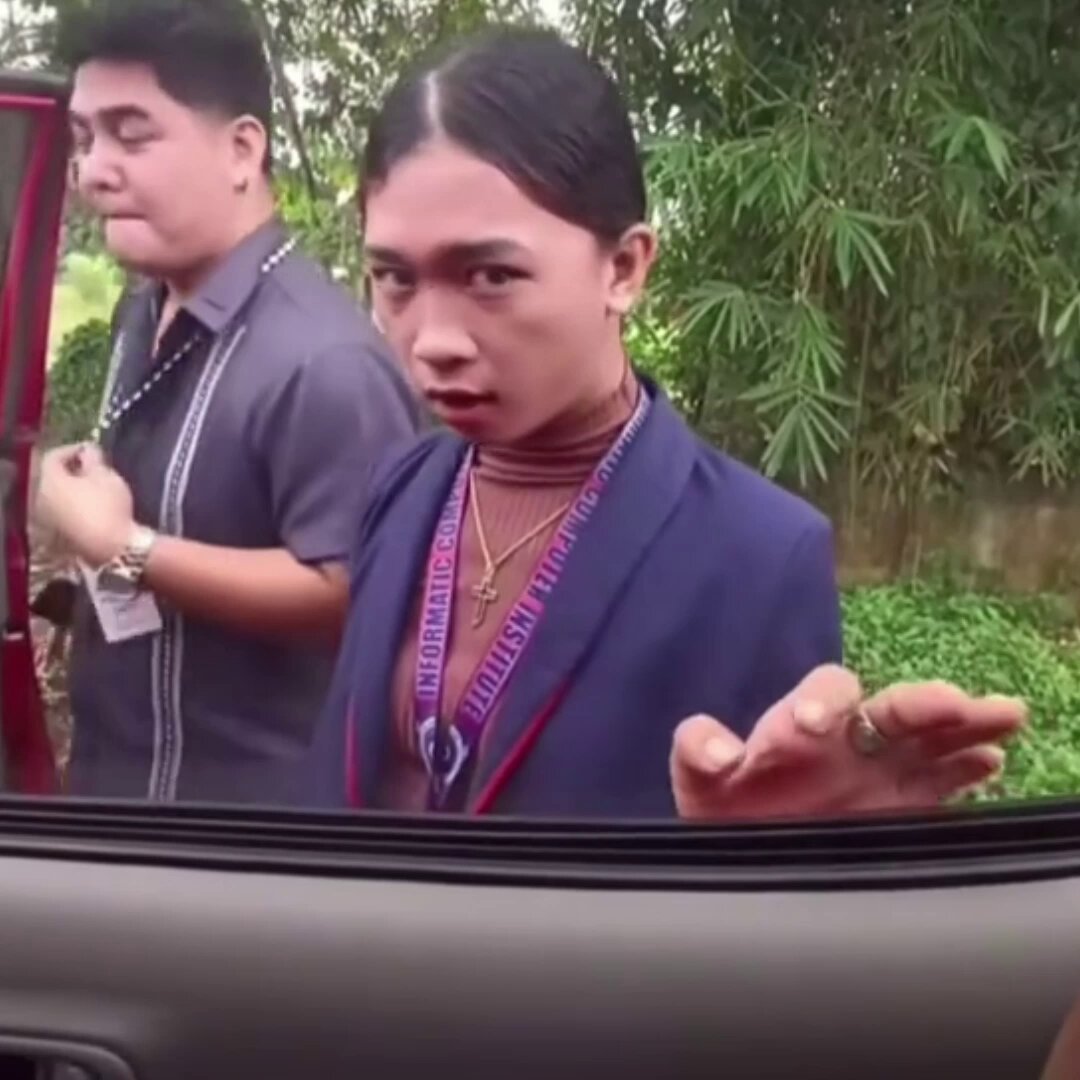 Woman flipping her middle finger, then getting it caught in the car door. ( fuck you mad angry pissed off getting hurt stan twitter media archive meme videos vids )