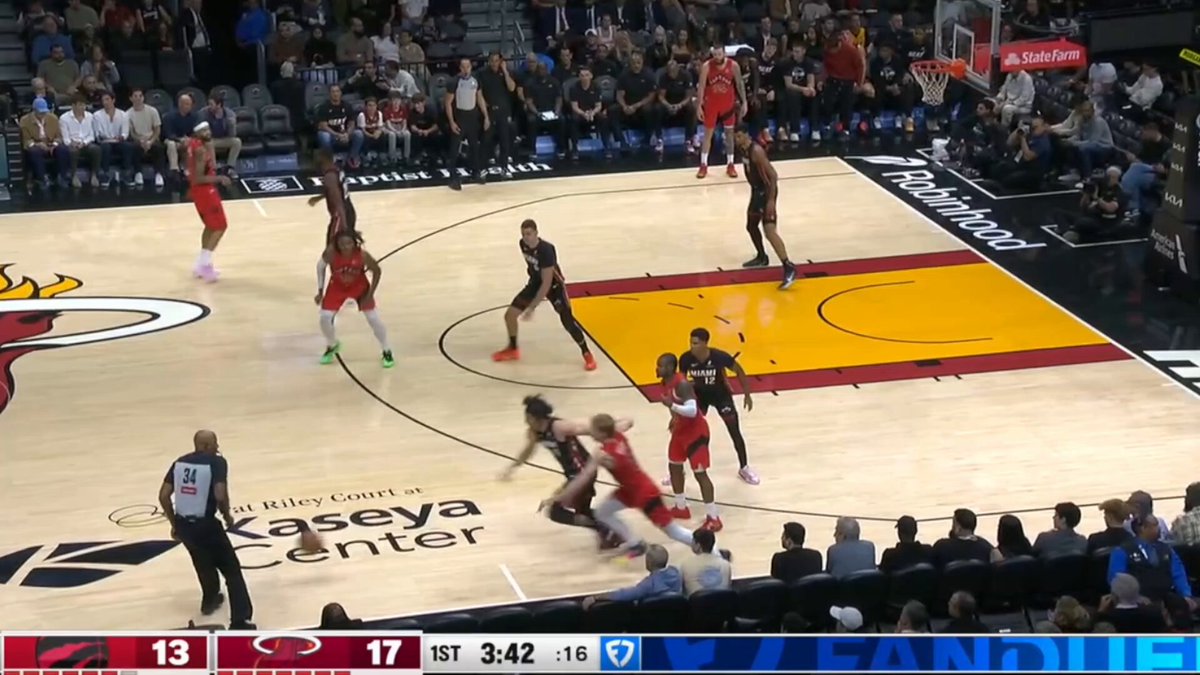Nikola Jovic went for the poster and took a hard fall... 😳