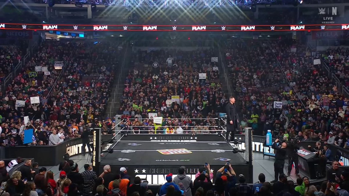 Los cánticos de "You Suck" contra Gunther... que está disfrutando tanto dentro como fuera del personaje con lo que está pasando. Que lloren bien fuerte. #WWERAW