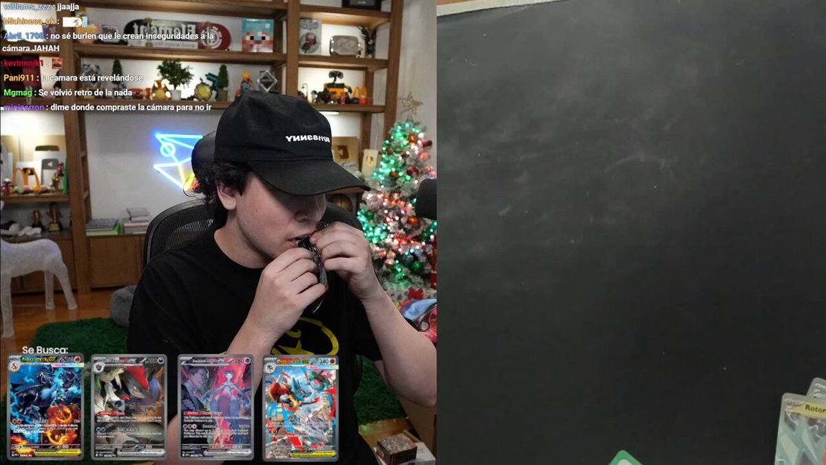 spreen humilde con su camara para abrir sobres de pokemon