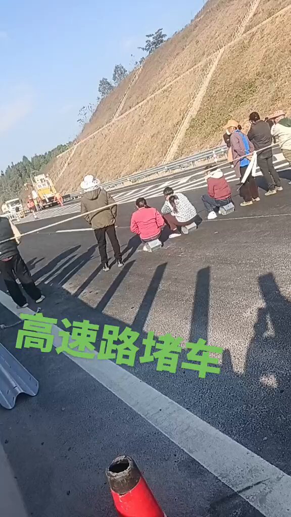 12月15日，广西百色。乐望高速公路，工人堵路讨薪维权