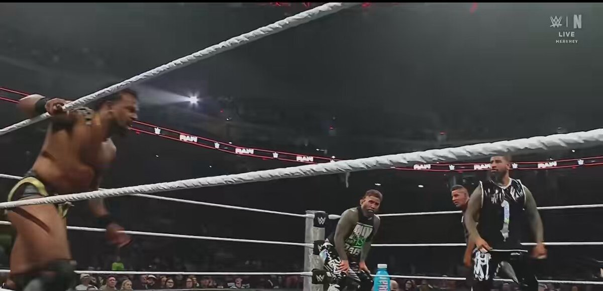 THE USOS BUST OUT THEIR ICONIC DUO SPLASHES 🔥 #WWERAW