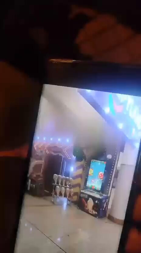 #BOGOTÁ | El incendio que se originó en un establecimiento de comida en el centro comercial San Rafael, el el norte de la ciudad. Afectó otros locales comerciales aledaños. Las instalaciones se llenaron de humo y ordenaron la evacuación de todas las personas del lugar. Vía Juliana De Los Ríos
