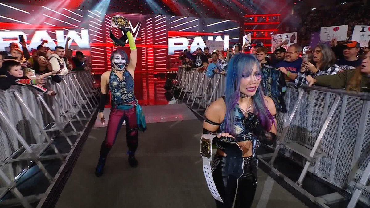 OH NO 😱 The legendary Empress ASUKA / 伝説のASUKA皇后 just sprayed RheaRipley_WWE with the poison mist! Rhiyo was just blindsided!