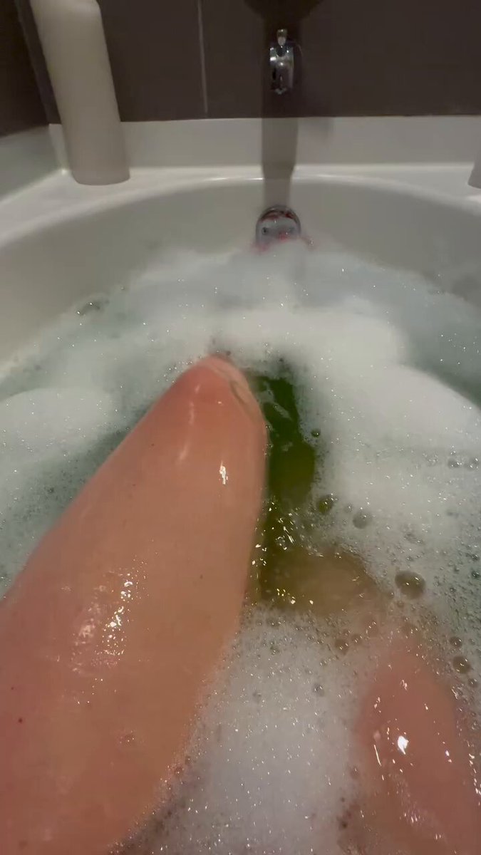 Grinch bath bomb, anyone? 🎄
