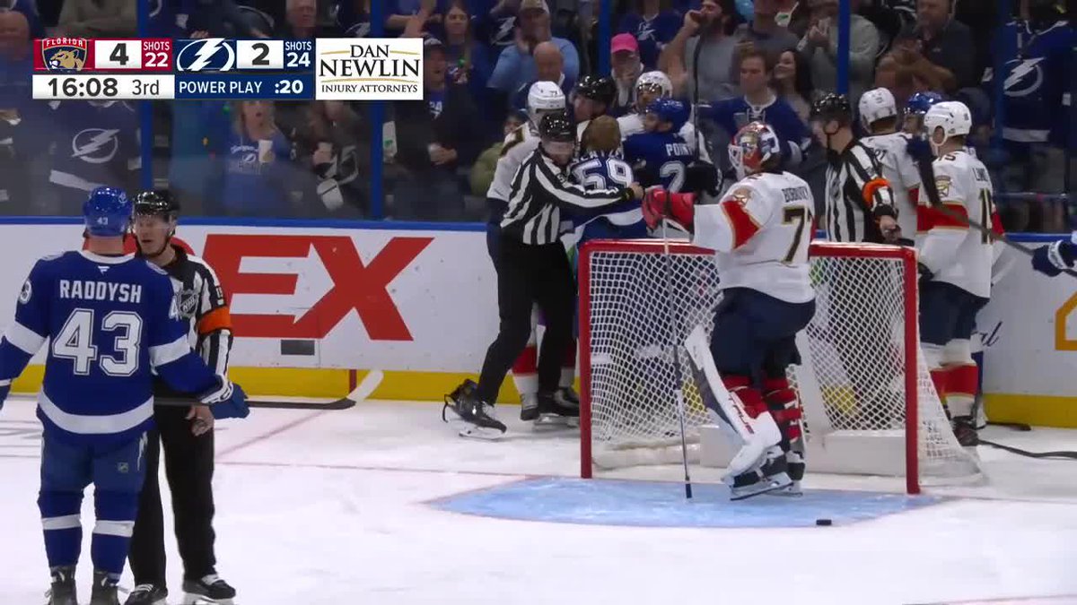 Mikkola knocked down Guentzel and Jake came up SWINGING 😳😳 THIS. IS. FLORIDA.
