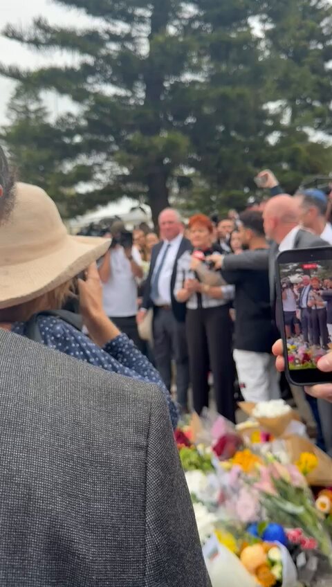 Cheers for One Nation leader Pauline Hanson from the Jewish community at Bondi Beach Contrast this with the reaction that Labor ministers are receiving.