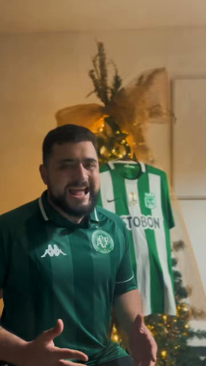 NO me pidas que no esté ORGULLOSO de mi equipo. 🥹 El gesto de Chape no solo reafirma la hermandad que ya todos conocemos, sino que nos recuerda la grandeza de nuestro club, una que va más allá de cualquier resultado. ⚽️ ¡Por siempre verdolaga! 🇳🇬 ¡Para siempre, Chape! 💚