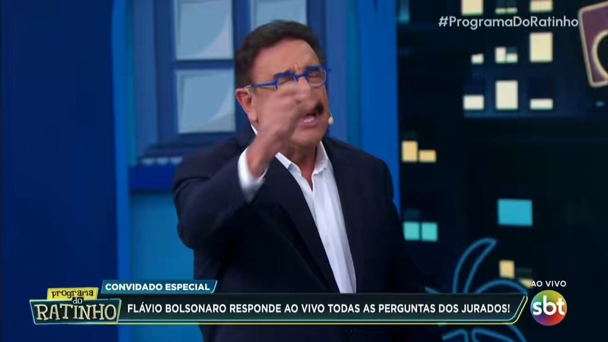 Flávio Bolsonaro mira em beneficiários do Bolsa Família e garante que entrega de currículo será motivado por dinheiro “Se arrumar um emprego você vai ficar mais dois anos recebendo, mais salário e mais 200 reais! O GOVERNO VAI PAGAR PRA VOCÊ ARRUMAR EMPREGO” #ProgramaDoRatinho