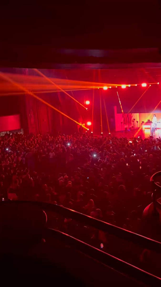 BK goin CRAAAAAAZY at this JID show right now.