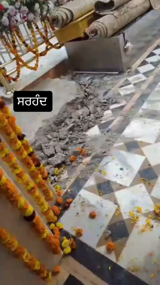 लो भई ये फिर लड़ पड़े श्री गुरु ग्रंथ साहिब जी की हाजरी में 😳 फतेहगढ़ साहिब, जहां पर श्री गुरु गोबिंद सिंह जी के छोटे साहिबजादे / बेटे, जिंदा नींव में चुनकर शहीद किए गए थे और गुरु साहिब जी की माता जी ने भी इनके मरने की खबर सुनकर अपने प्राण त्याग दिए थे,, और इन तीनों की लाशें जहां पर रखी गई थी वहां पर आज एक गुरद्वारा साहिब बना हुआ है, जिस में ये लड़ाई कर रहे हैं सिख समाज के कुछ ऐसे लोग जिनके अपने निजी मुफ़ादो की वजह से सारी सिख कौम की बदनामी होती है.......