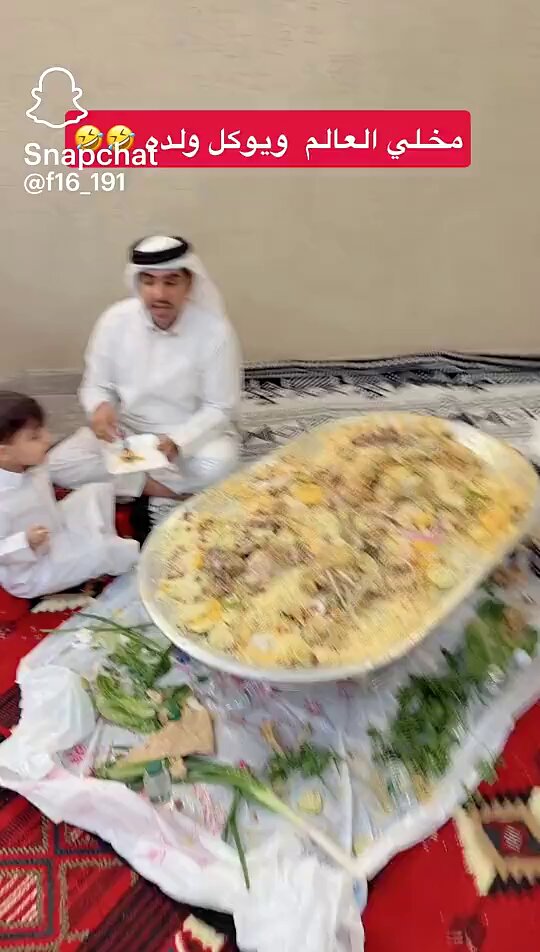 أب مسؤل..واثق من نفسه👍 هؤلاء رجالنا الي نفتخر بهم ونباهي فيهم رغم وجود فئة تحاول التنمر عليهم وانتقاصهم لأنهم يمارسون أبوّتهم بكل حب واهتمام لكنهم يصرون على تقديم صورة الأب السعودي بأحنّ وألطف معانيه👏🏼 الله يرزقه بره ويصلح له ذريته ويطول بعمره 🤲🏼