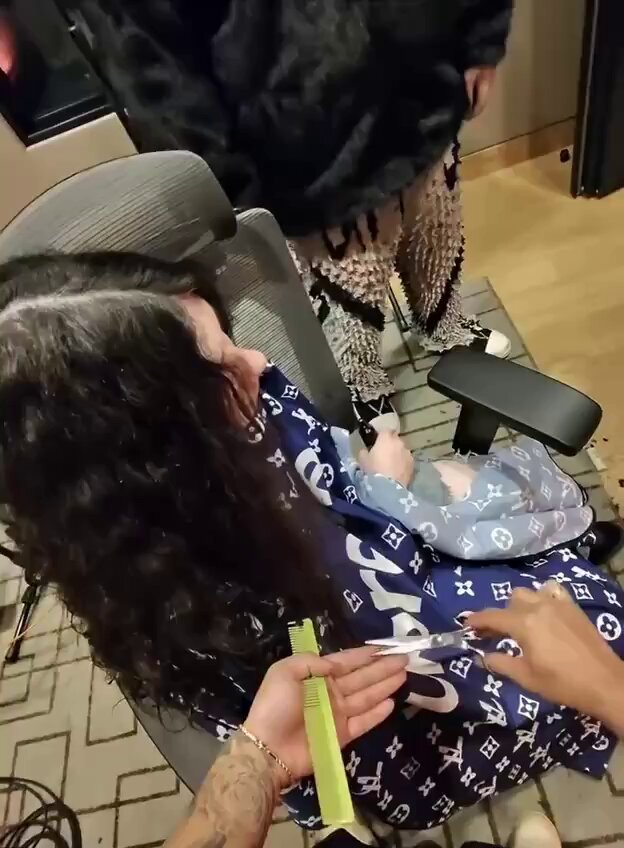 CE brought his barber to the studio Nettspend &amp; PinkPantheress were recording in 😂
