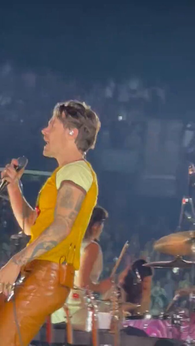 that moment when harry ripped his pants in front of everyone at kia forum including jennifer aniston