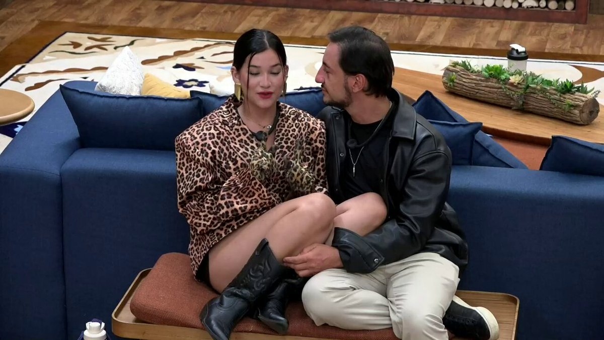 E aí, o casal Duda e Mesquita segue sem problemas depois dessa lavação de roupa suja?! Acesse para assistir à transmissão 24 horas de #AFazenda com seis sinais exclusivos 📷