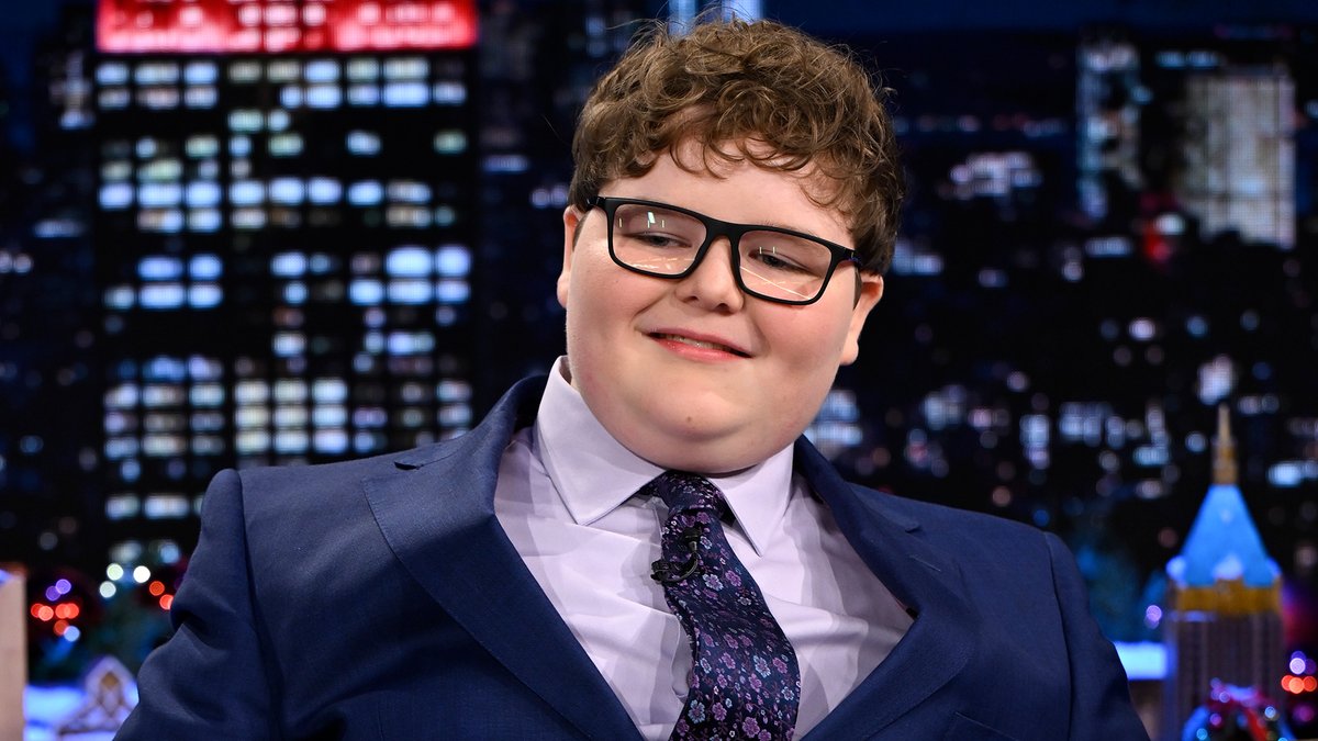 Jake Connelly reacts to Noah Schnapp accidentally tackling him while filming stranger things! #FallonTonight #StrangerThingsOnFallon