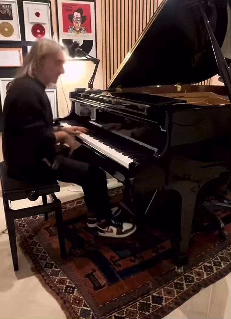 Una parte di pianoforte magica che introduce una canzone straordinaria della musica leggera italiana. Vediamo chi la riconosce…👇👇