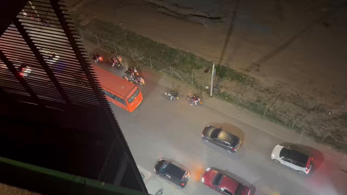Casi a las 9 de la noche, después del banderazo en el sitio de concentración del Deportes Tolima, algunos fanáticos pijaos llegaron al lugar de hospedaje de Junior con pitos y pólvora tratando de empezar a romper la tranquilidad.