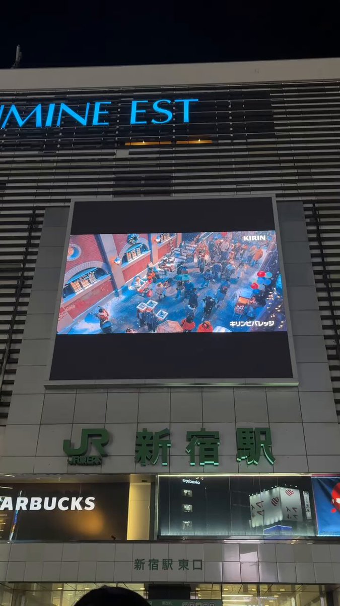 JR新宿駅東口・ルミネの壁面サイネージでも、午後の紅茶ミルクティーの広告が放映されていました🫖 #MrsGREENAPPLE #大森元貴 さんに午後の紅茶を差し入れする #目黒蓮 さん。ストリートライブがよく行われている駅前というロケーションが、ちょっと身近に感じさせてくれます🧡