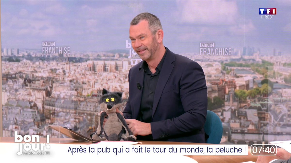 🔴 Thierry Cotillard présente à Adrien Gindre en exclusivité dans #BonjourLaMatinaleTF1 la peluche du loup qui a fait le court métrage de Noël d'Intermarché. Il y en aura "quelques centaines qu'on va donner à des associations pour cette année", avant une commercialisation en 2026.