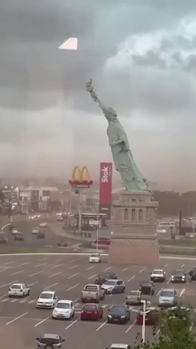 🗽🌬️ Una réplica de la Estatua de la Libertad se derrumba tras los fuertes vientos en Brasil: las intensas ráfagas superaron los 90 km/h 👉La estructura, de 24 metros de altura, se inclinó lentamente antes de caer sobre el aparcamiento 📍Ocurrió en la ciudad de Guaíba