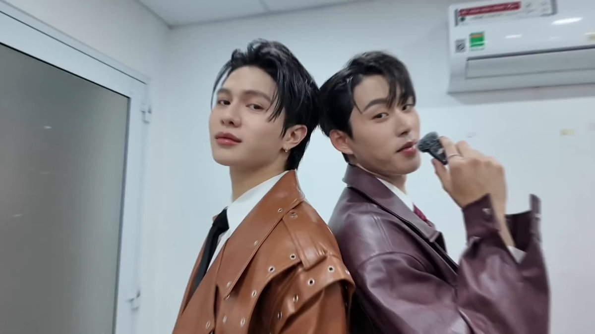 #WilliamEst EST SUPHA FLIRTING?!?! AND WILLIAM SHY!!? WHAT IS THIS 🫠 🦈: that’s a warp for our Vietnam fan meeting today. How was it? 🎸: *looks directly into Est’s eyes* it was great Staff: uihhhhhh 🦈: do you mean the fanmeeting? 🎸: yes the fanmeeting 🤭 🦈: because I have a faen oiii I mean there so many fans 🎸: *gets shy*