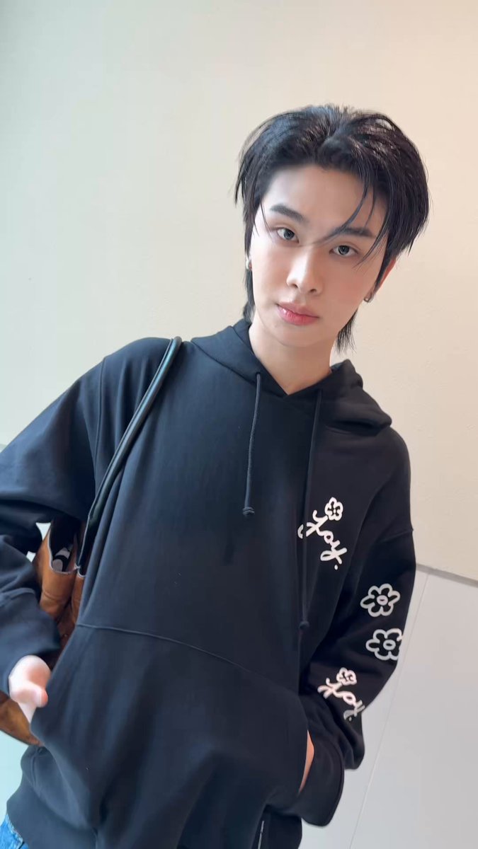 #THAIchayanon มา! #MARCKRIS มา! ชอบลุควันนี้กันไหมค้าบ 🤩 #MarcJacobsxBUS #BUSbecauseofyouishine