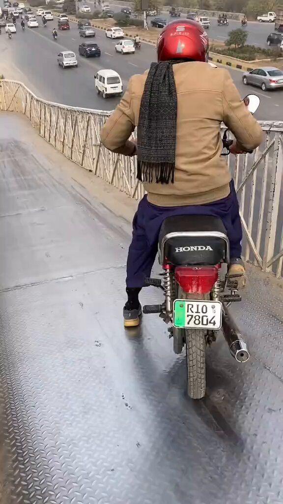 دنیا کے تمام ممالک میں ایسے پُل پیدل چلنے والوں اور سائئکل سواروں کیلئے بنائے جاتے ہیں جبکہ مملکت خدا داد میں با شعور لوگ حکومت سے شکایت کر رہے ہیں کہ کوئی بندوبست کرو کیونکہ موٹر سائکل پھسلتے ہیں۔۔۔ اب اگر کل حکومت نے کوئی پابندی لگا دی تو ہھر غریب کے لئے مسائل کھڑے ہو جائیں گے۔