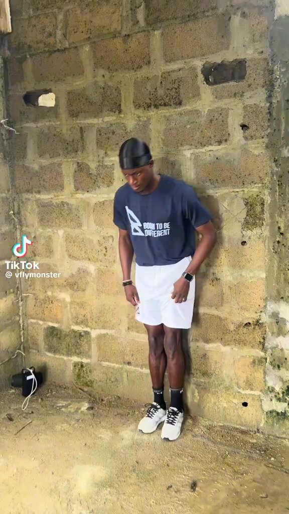See wetin baddy of Lagos Dey do with him legs 😭😭