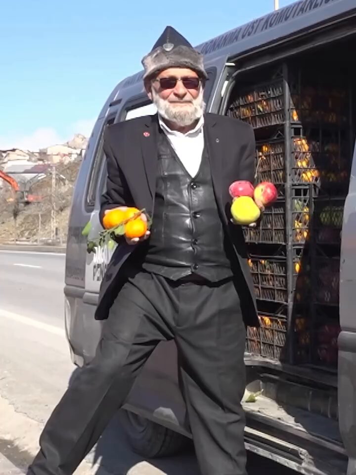 Denizli'de yaşayan ‘Elmacı Dede’ olarak tanınan Muhammet Yılmaz (75), bahçesinden topladığı elmaları ve mandalinaları 38 saat yol kat ederek Hakkari'deki askerlere götürdü.