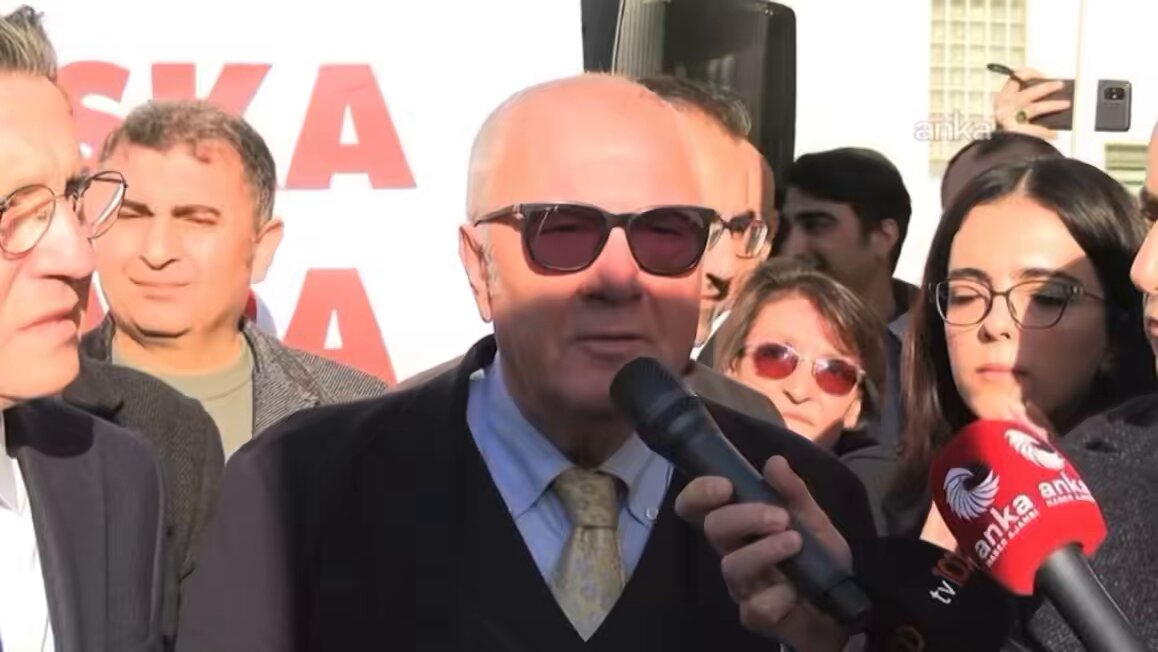 Binlerce mali müşavir, Bakan Mehmet Şimşek’in Vergi Usul Tebliği’ne karşı meydanlara indi. Defterdarlıklar önünde kendi yetki ve sorumluluklarının başka kişi ve kurumlara devrine karşı protestoda bulundu. TÜRMOB Genel Sekreteri Yahya Arıkan: Herkes kendi işini yapsın! İSMMMO Başkanı Erol Demirel: 36 yıldır mesleğimize zarar veren en vahim düzenleme.