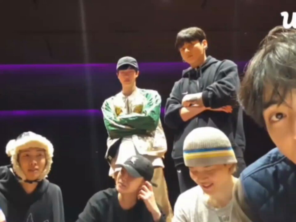 🐨🐥 *discussing time of album announcement 🐰: when's it coming? 🐹: it's coming 🐰: no no i remember! 🐹: you remember? 🐰: it's soon~ 🐹: then don't let it slip out! 🐰: okay 😆 🐹: just keep it in your head then! 😆