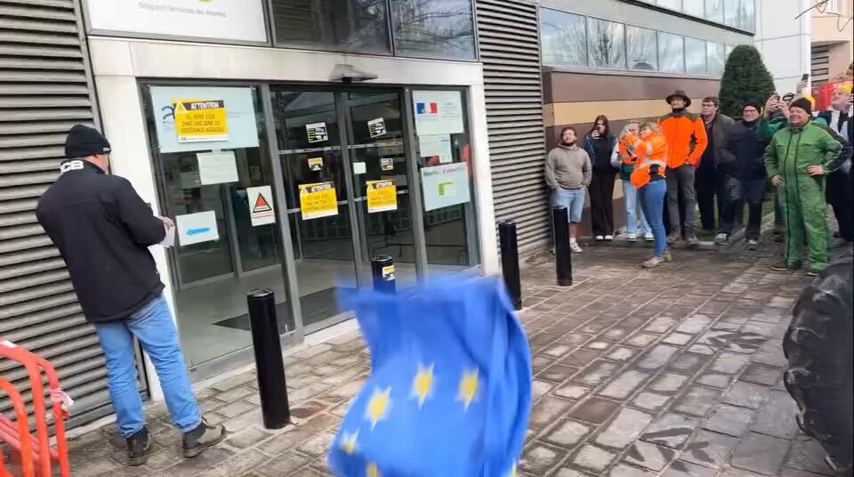 🚨 Les agriculteurs des Ardennes viennent de décrocher un drapeau de l’Union européenne à Charleville-Mézières.