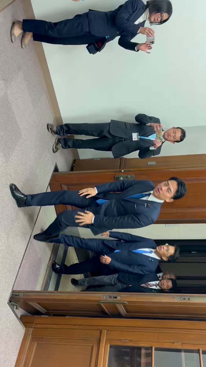【小泉進次郎防衛大臣】 本会議での議案可決を受け、小泉進次郎防衛大臣が日本保守党参議院控室を訪問。 百田尚樹代表、北村晴男参議院議員がお迎えしました。 これが日本保守党です。 #日本保守党