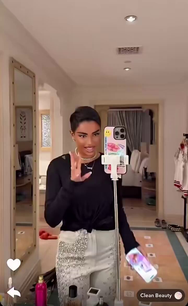 شهد ليو: هذا البنطلون كنت مرة ابغاه ومستكثره المبلغ فيه كان بحدود ٨ آلاف وتعرفون أنا اي شي يبرق ويرعد مقدر أقاوم وأروح نيويورك وألقاه بنص السعر بـ ٤ آلاف وشي واخذه حتى ما شاورت وصراحة حلو السعر.