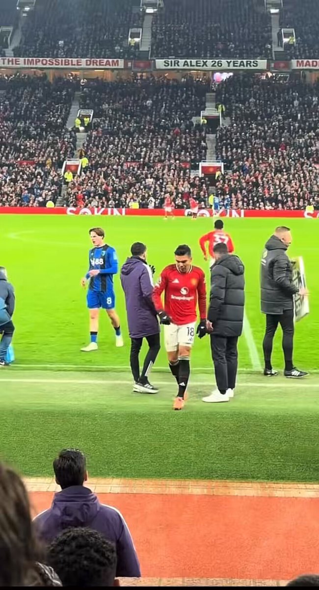 🚨🎥 Casemiro was visibly frustrated after being subbed off last night. #MUFC [Kev 屮]