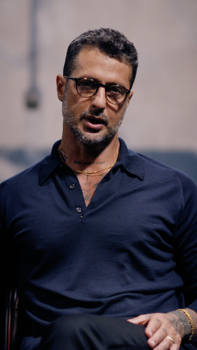 Si è definito in tanti modi: imprenditore, falsissimo, disonore, dio. Ma c'è qualcosa di più. Fabrizio Corona: io sono notizia esce il 9 gennaio, solo su Netflix.