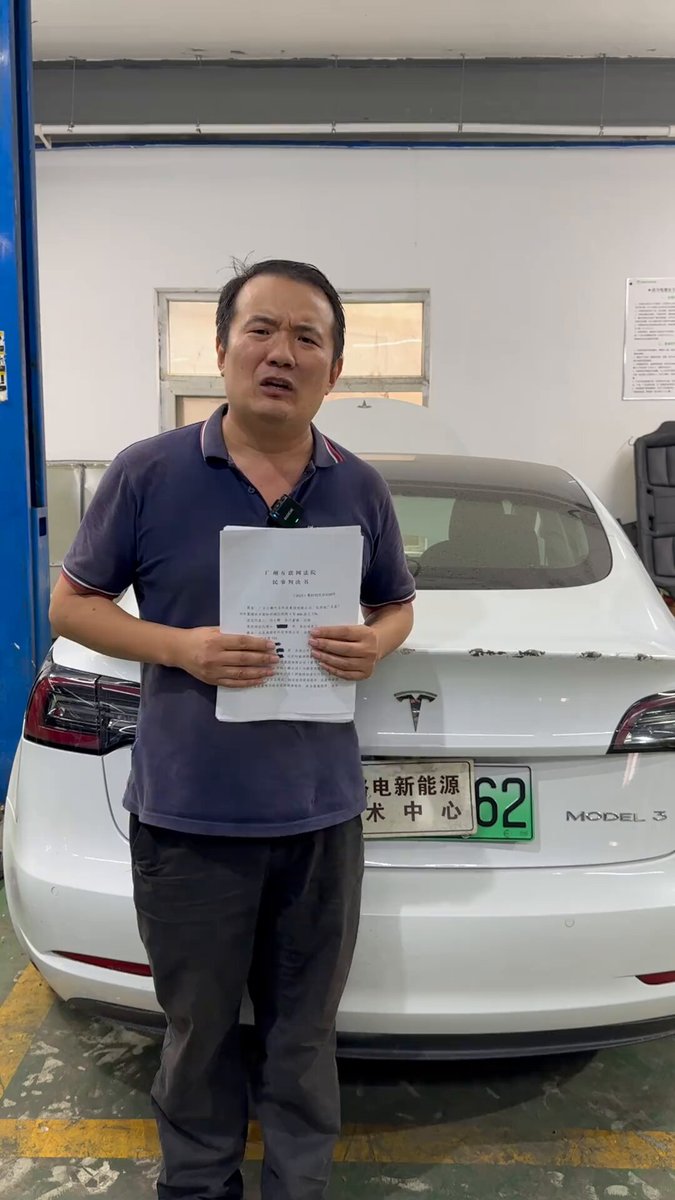 近期，两起事件折射出汽修行业的高压现实：北京汽修工“龙哥”因维修国产新能源车被车企起诉，索赔700万元 安徽六安一名汽修工因修燃油车，也被国产品牌起诉并赔偿20万元,他直言，如今已不敢讲真话，“解决不了问题，就解决提出问题的人”。 龙哥感叹，在加拿大修车几乎不可能发生这种事，个人告车企反而更容易赢，而曾经敢说真话的自己，也已成为过去。