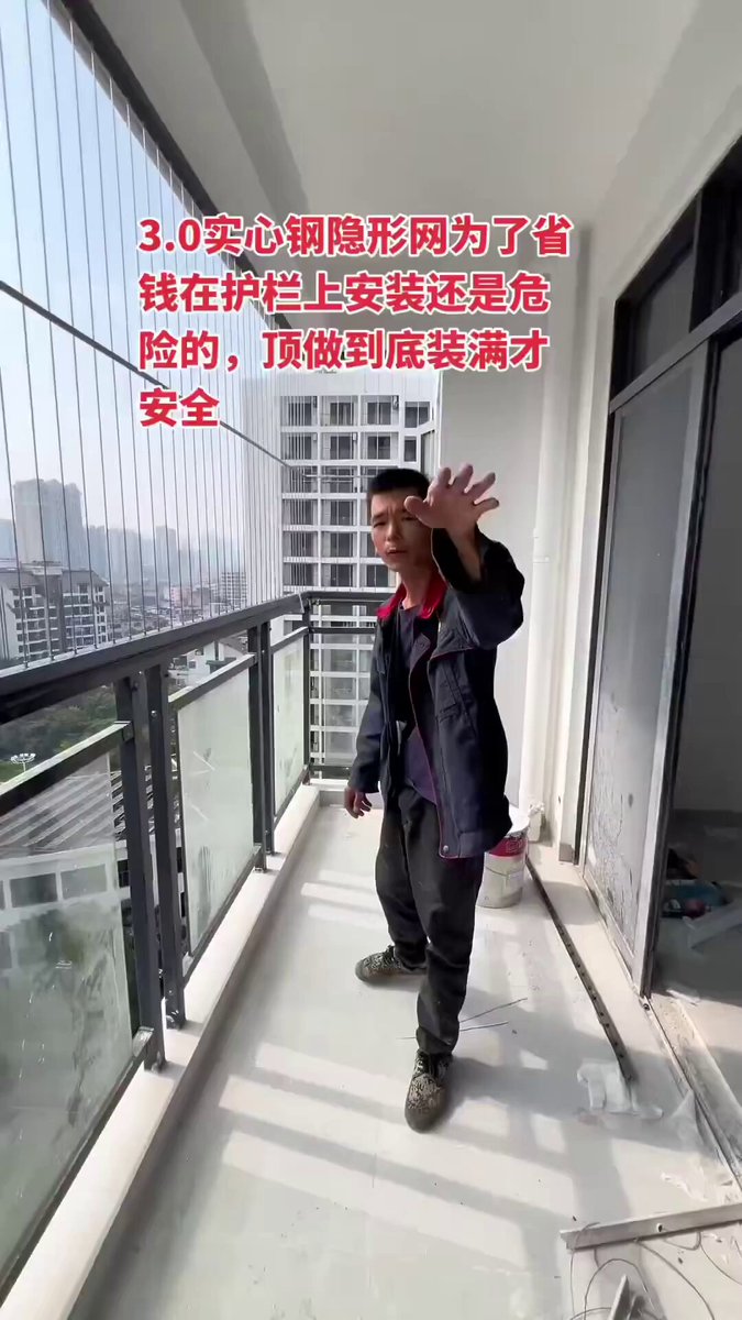 🇨🇳 A newly constructed building in China. Since they've used old and low-quality building materials, the building is already falling apart even though no one lives there yet.