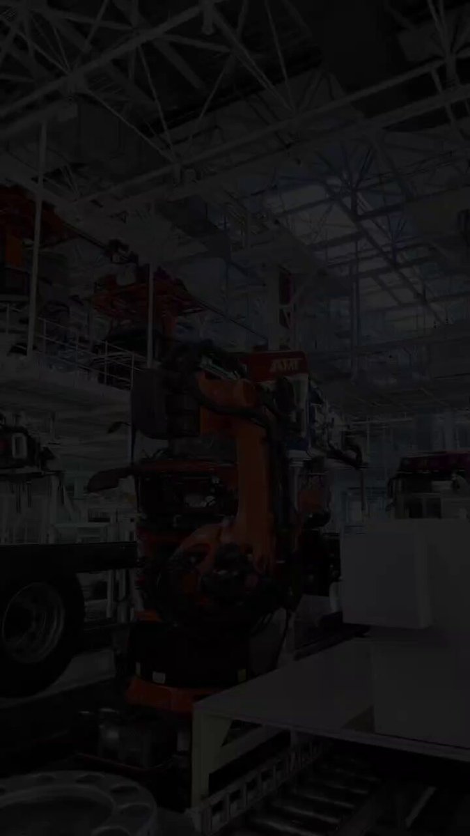 On December 16, 23 ambassadors, diplomats, and heads of international organizations stationed in China gathered in #Changchun, Jilin Province, to visit the #FAW Jiefang J7 Intelligent Vehicle Plant. Seeing and experiencing it for themselves—this is the present and future of Chinese manufacturing.