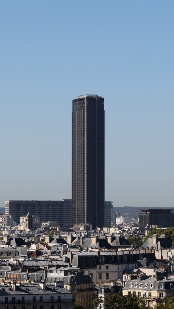 Tour Montparnasse : le projet de rénovation fait son retour 🗼 La rénovation de la tour Montparnasse revient au Conseil de Paris après dix ans de débats, de recours et de retards. La tour doit fermer dans les prochains mois pour démarrer les travaux. 🎙️ Régine Ralèche