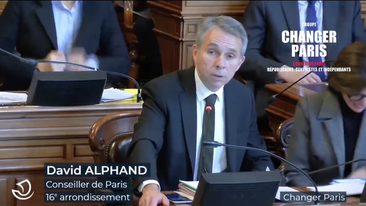 💬"385 personnes, je n’ai pas vérifié mais c’est probablement le record du monde!" Face à la dette prévue de 12Mds€ pour la Ville de Paris en 2026, David Alphand illustre la gabegie à la Mairie de Paris par le nombre indécent de communicants qui y travaillent💸 #ConseildeParis