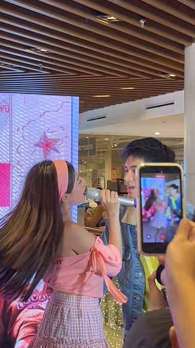 yung hug at tingin huhuhu!!! ITS LUCKYTIME LAVAN DUSTBIA ITS LUCKYTIME LAVAN DUSTBIA