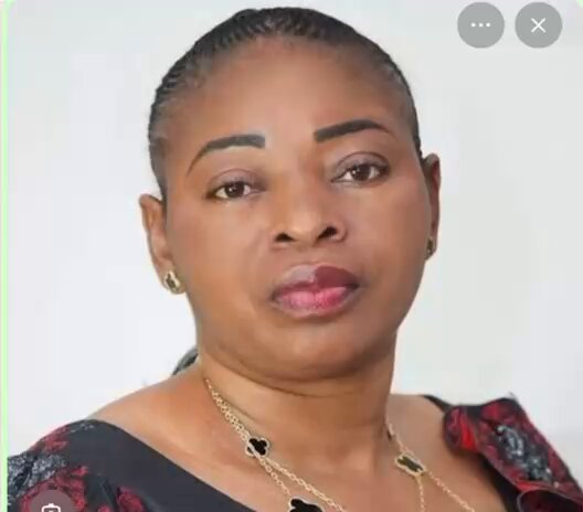 #RDC: Dans un message audio diffusé en lingala, l’une des quatre langues nationales de la République démocratique du Congo, l’épouse d’Emmanuel Ramazani Shadary relate les détails de l’interpellation de son mari intervenue dans la nuit. Selon elle, plus de quarante éléments des forces de sécurité ont procédé à cette opération, décrivant une intervention musclée et inattendue au domicile familial. Emmanuel Ramazani Shadary, secrétaire permanent du Parti du peuple pour la reconstruction et la démocratie (PPRD), formation fondée par l’ancien président Joseph Kabila, avait déjà été entendu par le passé devant la Haute Cour militaire, aux côtés d’autres hauts responsables du PPRD, soupçonnés des liens avec la rébellion soutenue par le #Rwanda. Cette nouvelle interpellation s’inscrit dans un contexte politique et sécuritaire tendu en RDC, marqué notamment, par la condamnation récente par contumace à la peine de mort de Joseph Kabila, pour trahison et crimes de guerre présumés. Aucune information officielle n’a pour l’instant été communiquée par les autorités sur les motifs précis de cette opération nocturne.