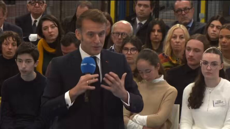 Le gars qui a achevé l’école et détruit le peu de crédibilité qui restait à la parole politique en mentant systématiquement sur tous les sujets nous parle école, bienveillance et réseaux sociaux Heureusement, personne ne l’écoute puisque tout le monde veut qu’il dégage…