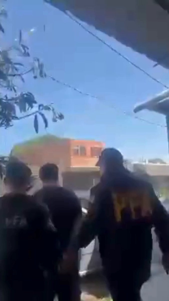 PBA | Detenido por amenazas contra el Presidente de la Nación. Detuvimos a un joven que había emitido amenazas de muerte contra el Presidente, Dr. Javier Milei, a través de redes sociales. La investigación permitió identificar la cuenta y el domicilio vinculado. El allanamiento realizado en González Catán permitió secuestrar dispositivos electrónicos utilizados para publicar las amenazas. El detenido quedó a disposición de la justicia por el delito de Amenazas.