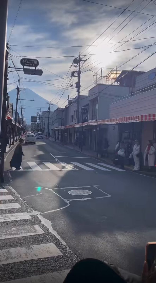 「別動！走走走！退回來！別動！」 某國人就是這麼在人行橫道上拍照的！ 一個平常無奇的路口，為了這些人加了兩個交通安全員… 🤷🤷🤷