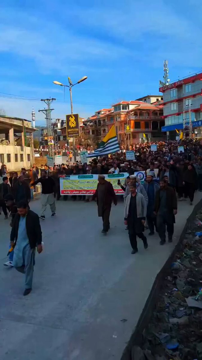 صحافی سہراب برکت کی گرفتاری کیخلاف اور مطالبات کے حق میں آزاد کشمیر کے شہریوں کا احتجاج۔ خواتین اور بچے بھی شامل